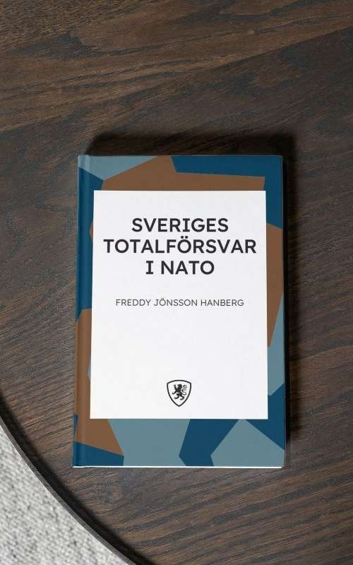 Boken Sveriges Totalförsvar i Nato ligger på ett bord.