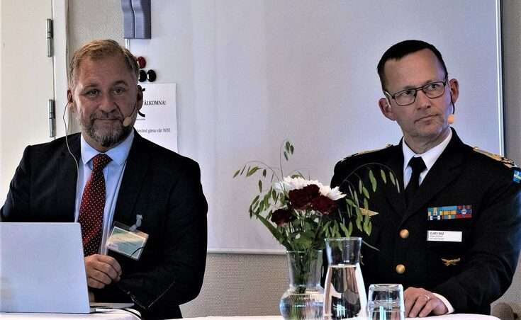 Freddy Jönsson Hanberg sitter vid ett bord tillsammans med Claes Izos, försvarslogistikchef.