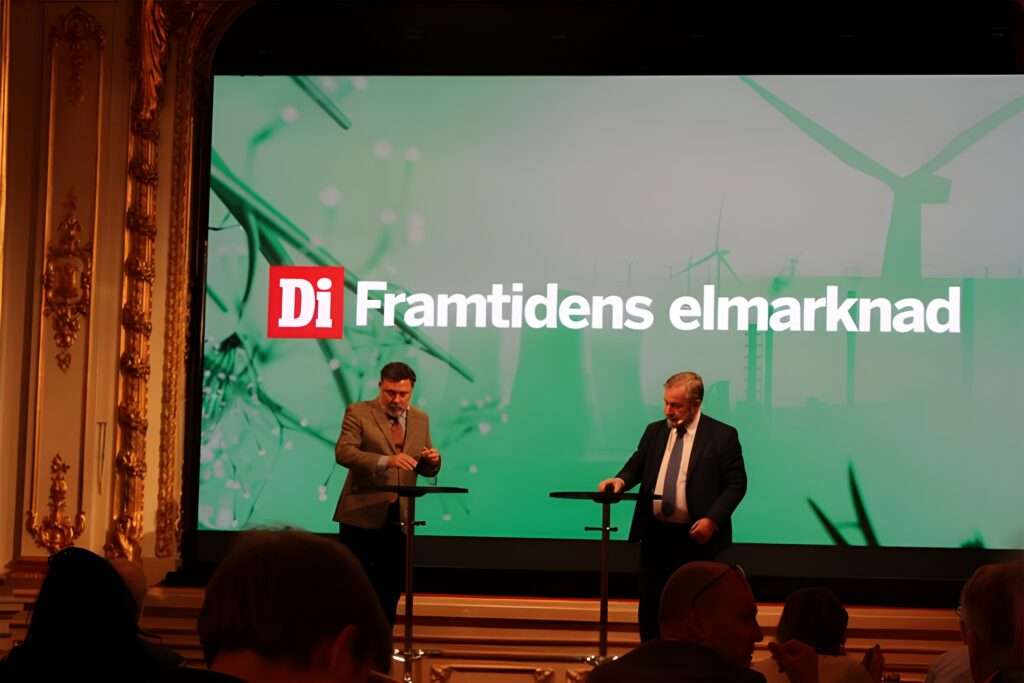 Freddy Jönsson Hanberg står på scenen. Dagens Industri logotyp i bakgrunden.