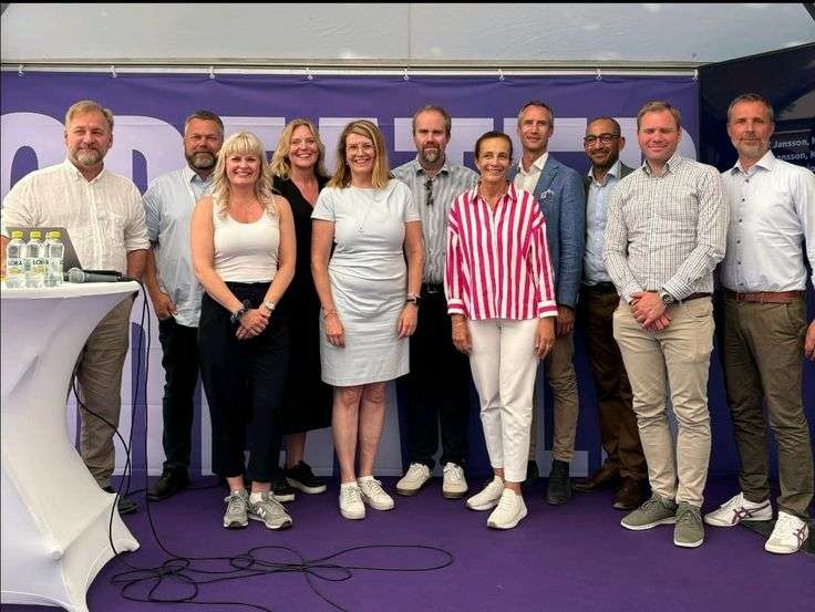 En gruppbild av människor tillsammans med Freddy Jönsson Hanberg på Greater Örebro Arena.