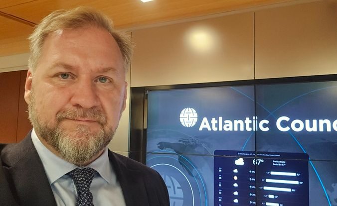 Freddy Jönsson Hanberg framför en skärm med texten "Atlantic Council".