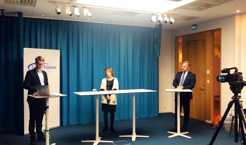 Freddy Jönsson Hanberg tillsammans med Barbro Holmberg vid ett podium.