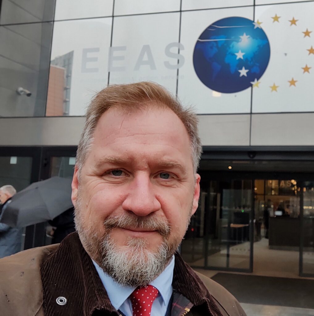 Freddy Jönsson Hanberg utanför EEAS i Bryssel.