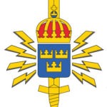 FRA emblem. Ett svärd, en kungakrona, en sköld med tre kronor, omgiven av blixtar.