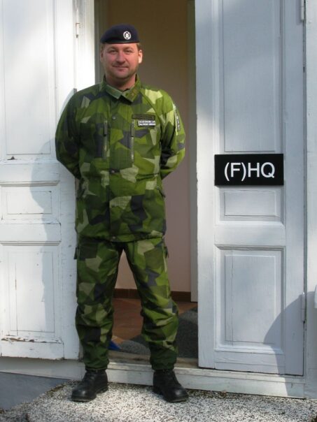 Freddy Jönsson Hanberg i kamouflagemönstrad grön uniform.