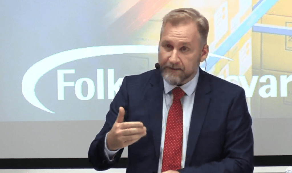 Freddy Jönsson Hanberg höjer handen i en argumenterande gest.