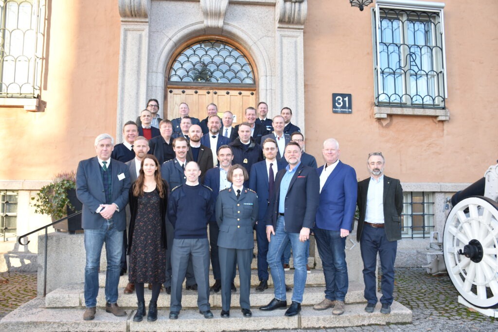 En gruppbild på människor som deltagit i strategisk reservofficerskurs.