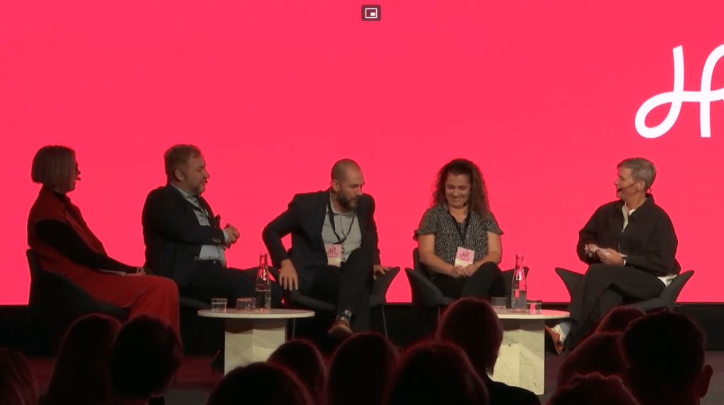 Fem personer sitter på scen i en panel på HR-dagarna.