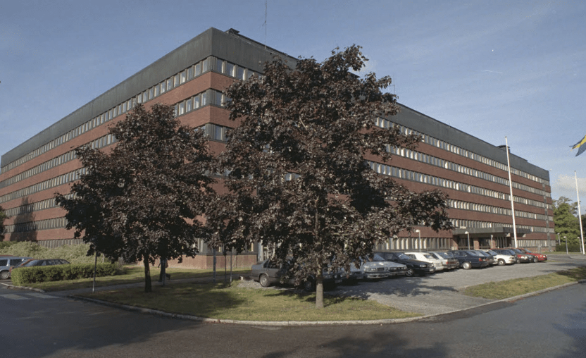 Svenska försvarets högkvarter. Röd tegelbyggnad.