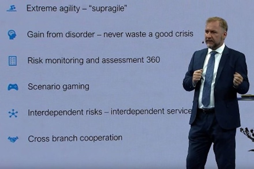 Freddy Jönsson Hanberg föreläser framför en stor bildskärm med text.